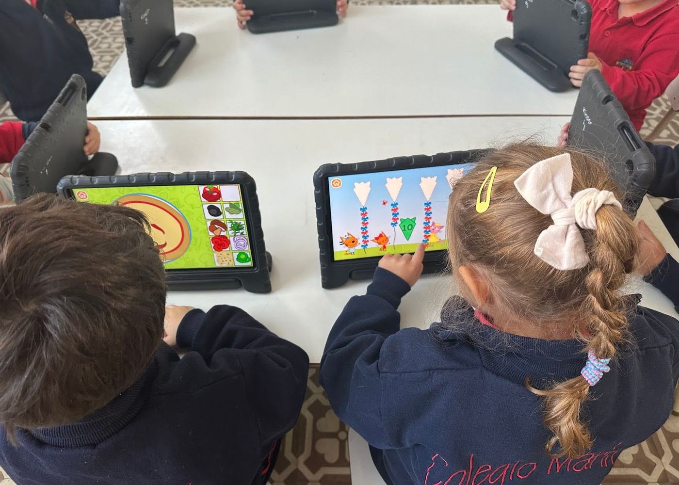 Alumnos del jardín de infantes trabajando con tablets