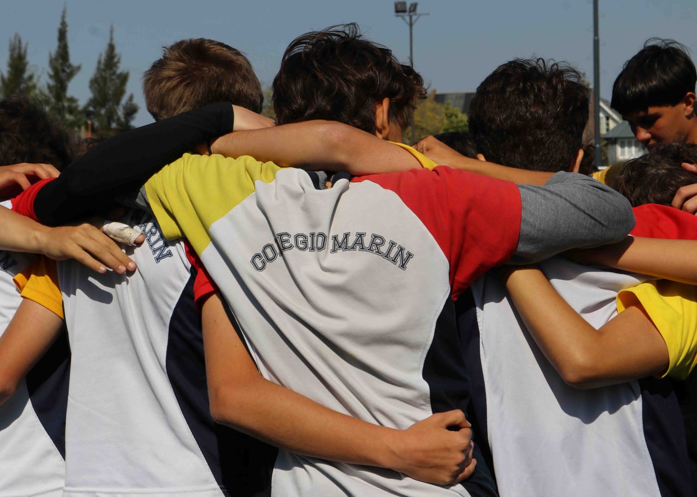 Alumnos del Colegio Marín abrazados en ronda