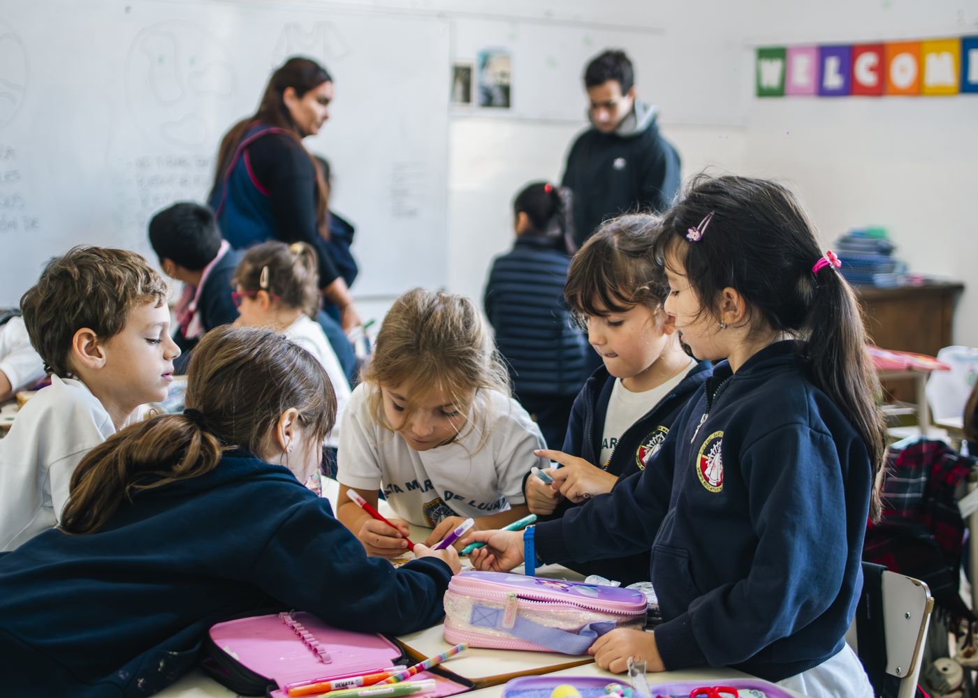 Alumnos de primaria trabajando en el aula