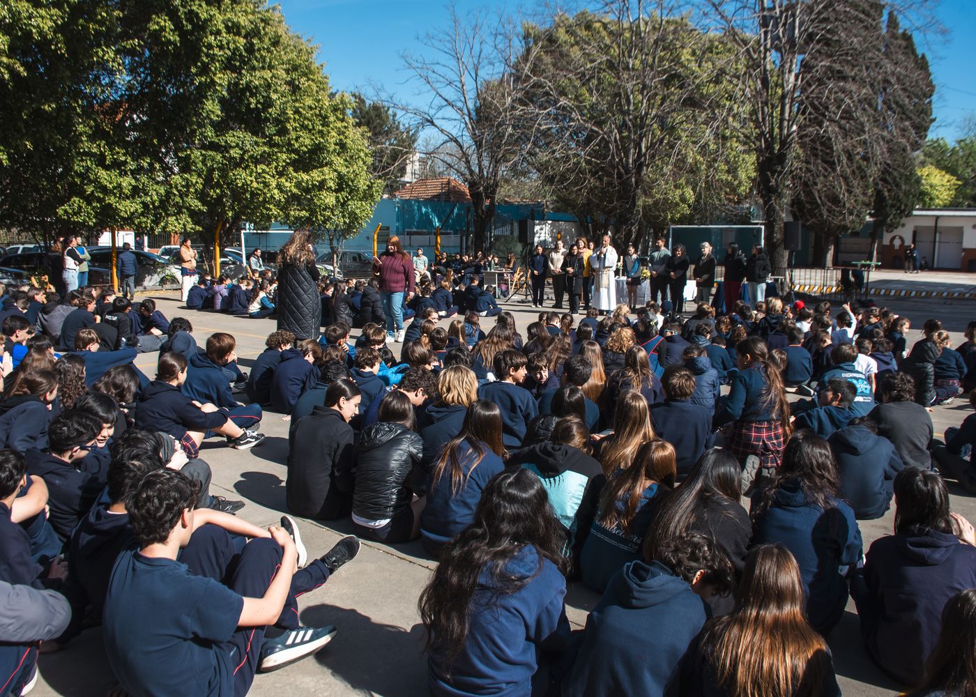 Alumnos de secundaria reunidos en el patio